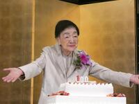 満１００歳を迎え、お祝いのケーキを贈られた石井ふく子氏