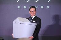 トイレを持ち上げる松岡昌宏