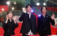 手を振る（左から）伊藤沙莉、大泉洋、山下智久（撮影・石井剣太郎）