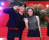 ポーズをとるチ・チャンウク（左）と今田美桜（撮影・石井剣太郎）