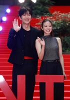 手を振るチ・チャンウク（左）と今田美桜（撮影・石井剣太郎）