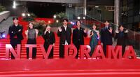 手を振る（左から）チ・チャンウク、今田美桜、伊藤沙莉、大泉洋、山下智久、志田彩良、福士蒼汰、風間俊介（撮影・石井剣太郎）