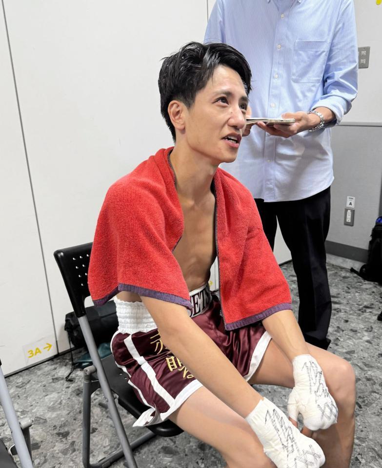 プロボクシングデビュー戦で１回ＴＫＯ負けを喫し、涙ぐむ藤原季節