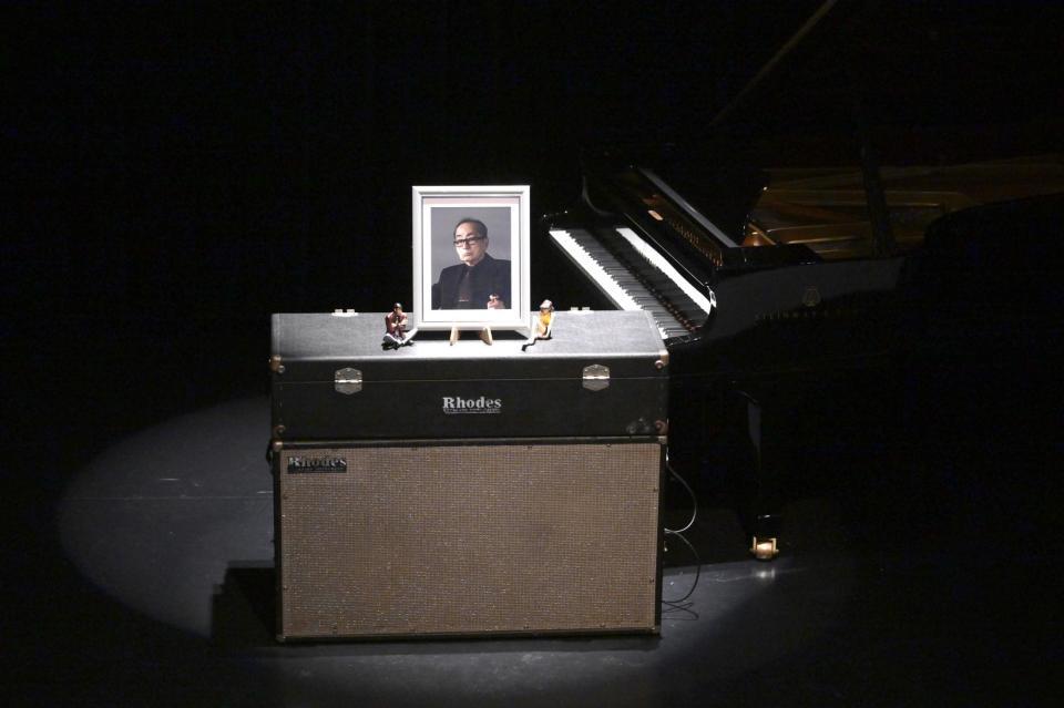 ステージに置かれた大野雄二さんの遺影（撮影・堀内翔）