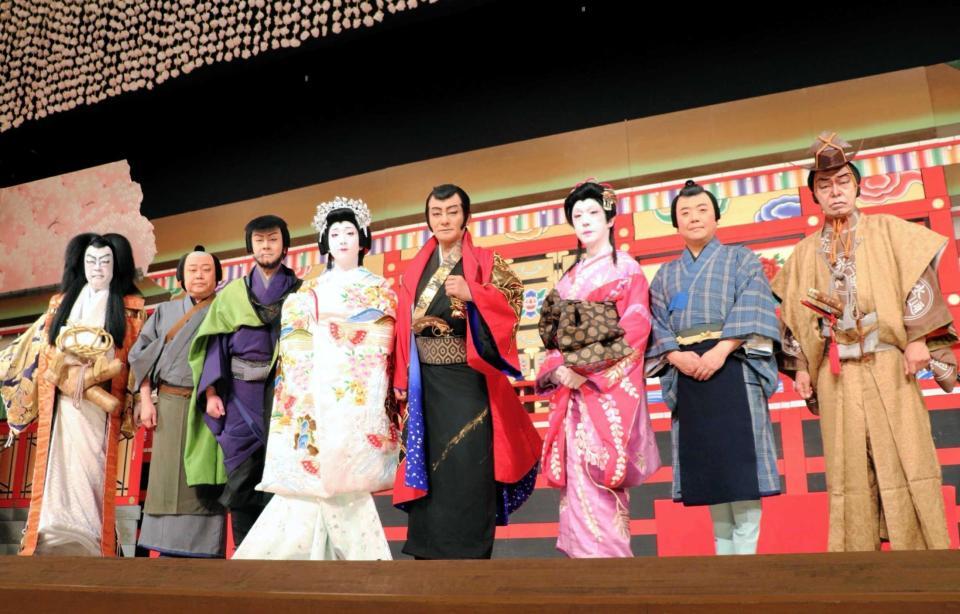 （左から）坂東彌十郎、市川猿弥、市川笑三郎、中村米吉、片岡愛之助、市川笑也、市川青虎、市川中車「協力　松竹株式会社」