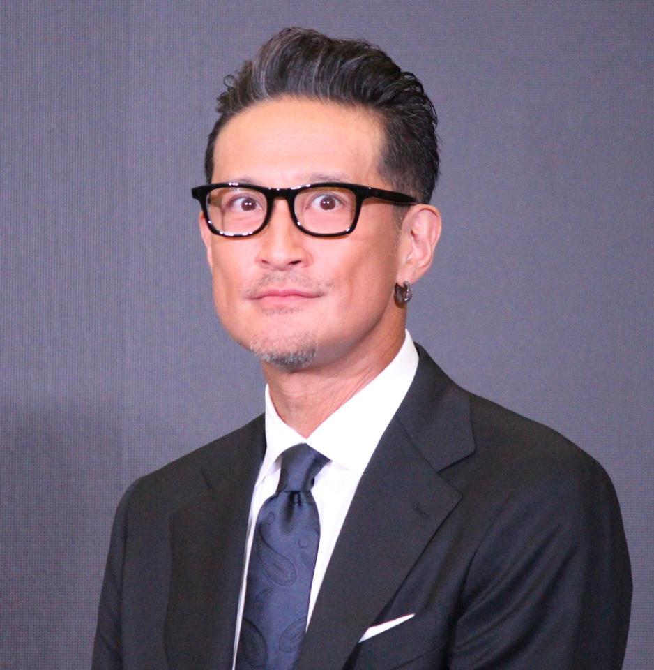 「アラウーノ」新製品発表会に出席した松岡昌宏