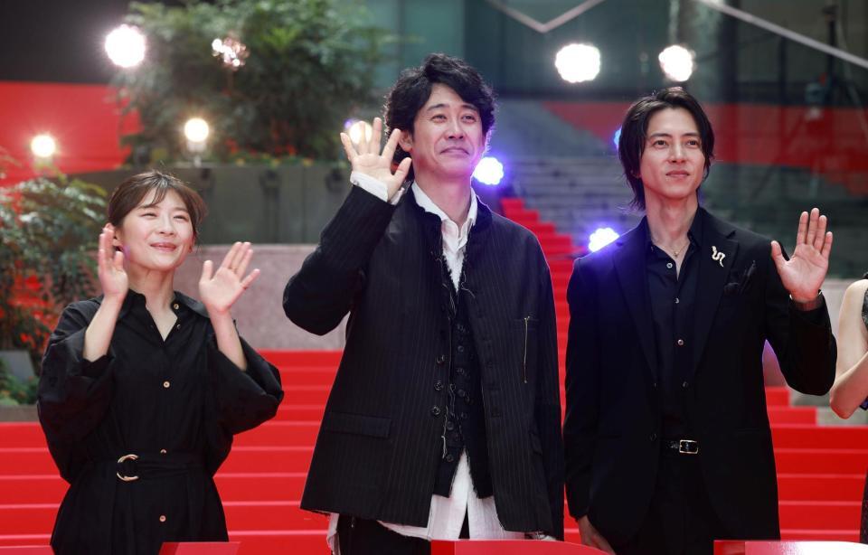 手を振る（左から）伊藤沙莉、大泉洋、山下智久（撮影・石井剣太郎）