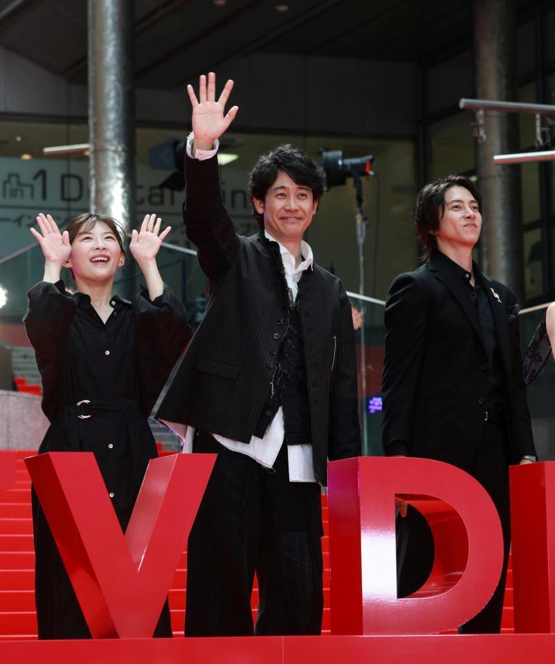 手を振る（左から）伊藤沙莉、大泉洋、山下智久（撮影・石井剣太郎）
