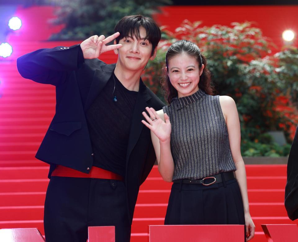 ポーズをとるチ・チャンウク（左）と今田美桜（撮影・石井剣太郎）