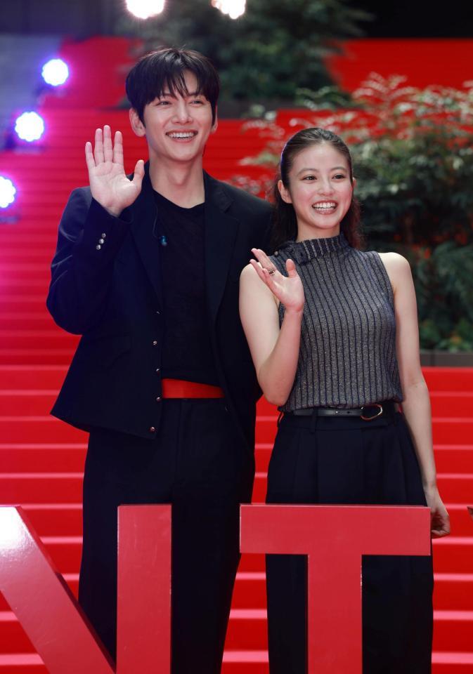 手を振るチ・チャンウク（左）と今田美桜（撮影・石井剣太郎）