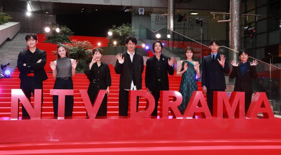 手を振る（左から）チ・チャンウク、今田美桜、伊藤沙莉、大泉洋、山下智久、志田彩良、福士蒼汰、風間俊介（撮影・石井剣太郎）