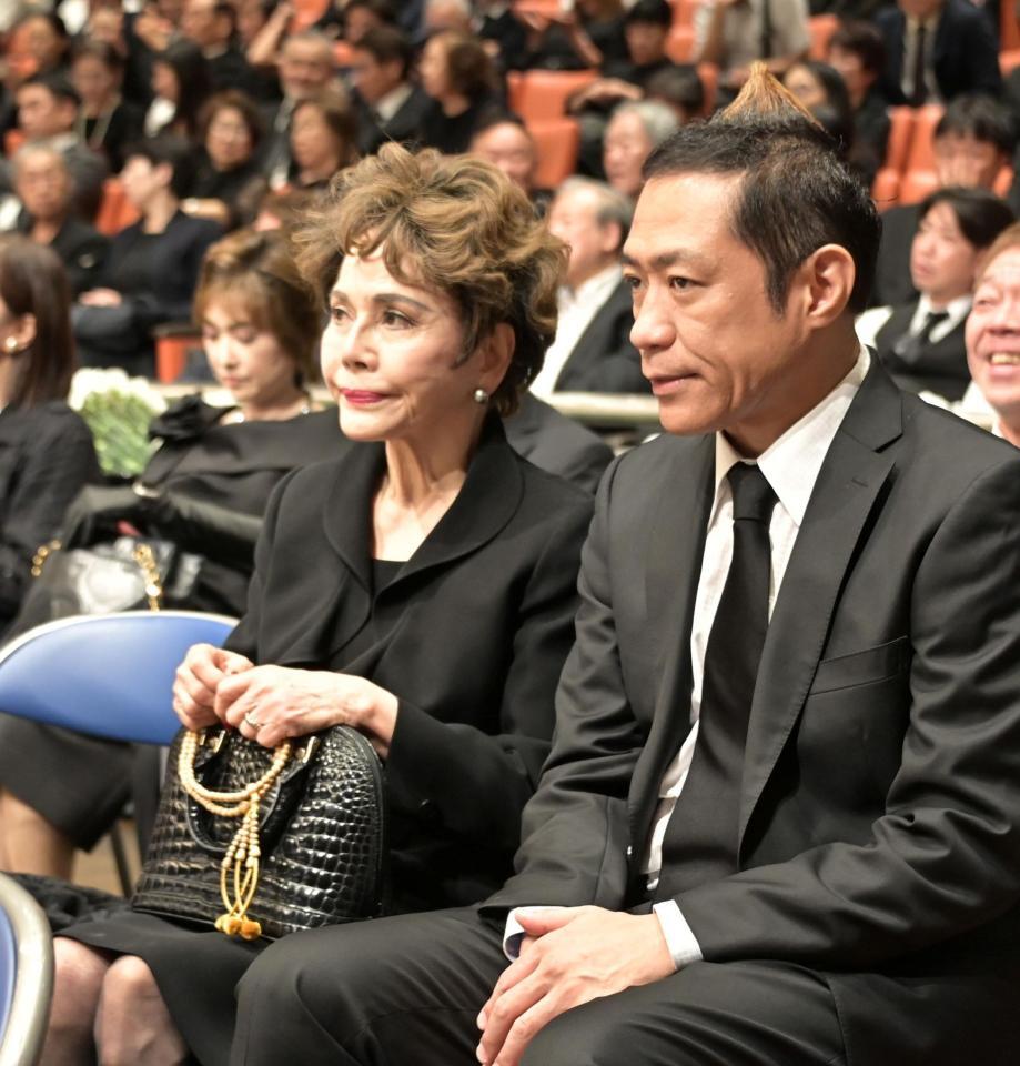 ガッツ石松お別れ会に参列する（左から）デヴィ夫人とはなわ（撮影・持木克友）