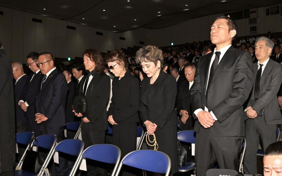 テンカウントに合わせ黙祷する（前列右から）はなわ、デヴィ夫人、栗原小巻、ダイヤモンド☆ユカイら参列者（撮影・持木克友）