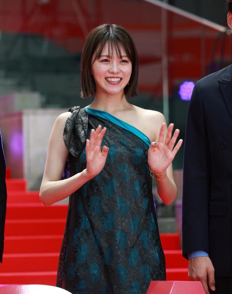 手を振る志田彩良（撮影・石井剣太郎）