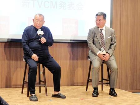 リカバリーウエア姿でトンボの藤原竜也社長（右）とトークする笑福亭鶴瓶