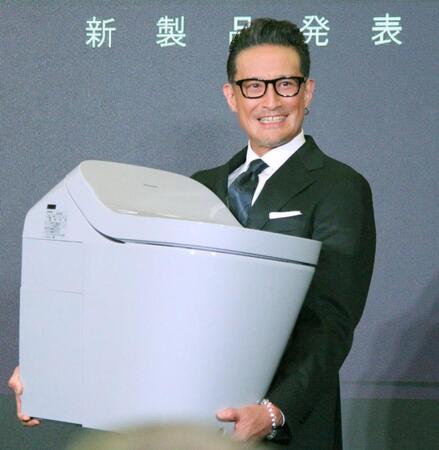 トイレを持ち上げる松岡昌宏