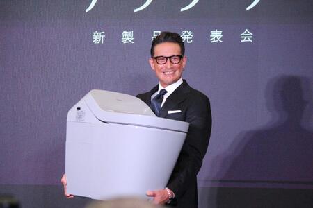 トイレを持ち上げる松岡昌宏