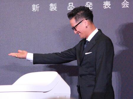 「アラウーノ」新製品発表会に出席した松岡昌宏