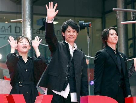 手を振る（左から）伊藤沙莉、大泉洋、山下智久（撮影・石井剣太郎）
