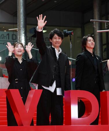 手を振る（左から）伊藤沙莉、大泉洋、山下智久（撮影・石井剣太郎）