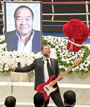 お別れの会で「伝説の男　ビバ・ガッツ」を熱唱するはなわ（撮影・持木克友）　