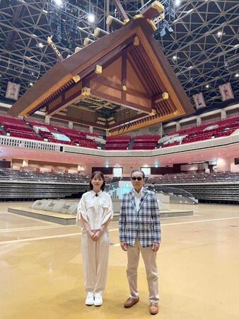 国技館を訪れたタモリ（右）と渡辺瑠海アナ