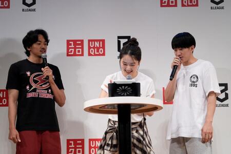 篠山竜青選手（左）と齋藤拓実選手（右）のレクチャーを受けながらオリジナルＴシャツを作成する桜井日奈子