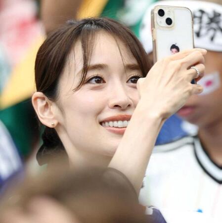 Ｗ杯・ブラジル戦を観戦する泉里香＝６月２９日、ヒューストン