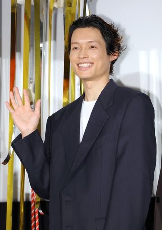 手を振る松村北斗（撮影・吉澤敬太）