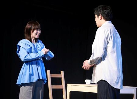 熱演する山口真帆（左）と増本尚（撮影・石井剣太郎）