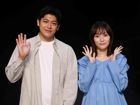 手を振る山口真帆（右）と増本尚（撮影・石井剣太郎）
