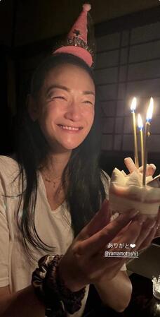 冨永愛の公式インスタグラム（ａｉ＿ｔｏｍｉｎａｇａ＿ｏｆｆｉｃｉａｌ）より