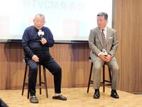 リカバリーウエア姿でトンボの藤原竜也社長（右）とトークする笑福亭鶴瓶