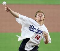 ドジャースタジアムで始球式を行うＮｕｍｂｅｒ＿ｉの岸優太（共同）