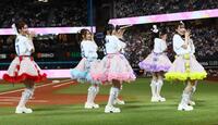 試合前、パフォーマンスを披露するＳＷＥＥＴ　ＳＴＥＡＤＹ（撮影・中島達哉）