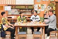 ＭＢＳテレビ「阪神ファンと集う～有働由美子の猛虎食堂」の収録に参加した（左から）桃田賢斗、有働由美子、堤真一、片岡篤史氏