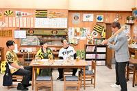 ＭＢＳテレビ「阪神ファンと集う～有働由美子の猛虎食堂」の収録に参加した（左から）桃田賢斗、有働由美子、堤真一、片岡篤史氏