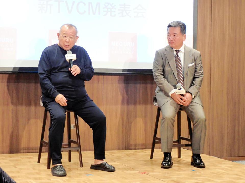 リカバリーウエア姿でトンボの藤原竜也社長（右）とトークする笑福亭鶴瓶