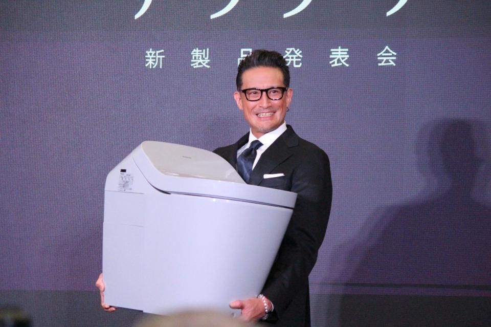 トイレを持ち上げる松岡昌宏