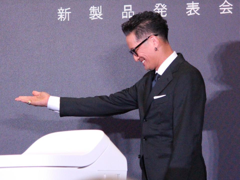 「アラウーノ」新製品発表会に出席した松岡昌宏