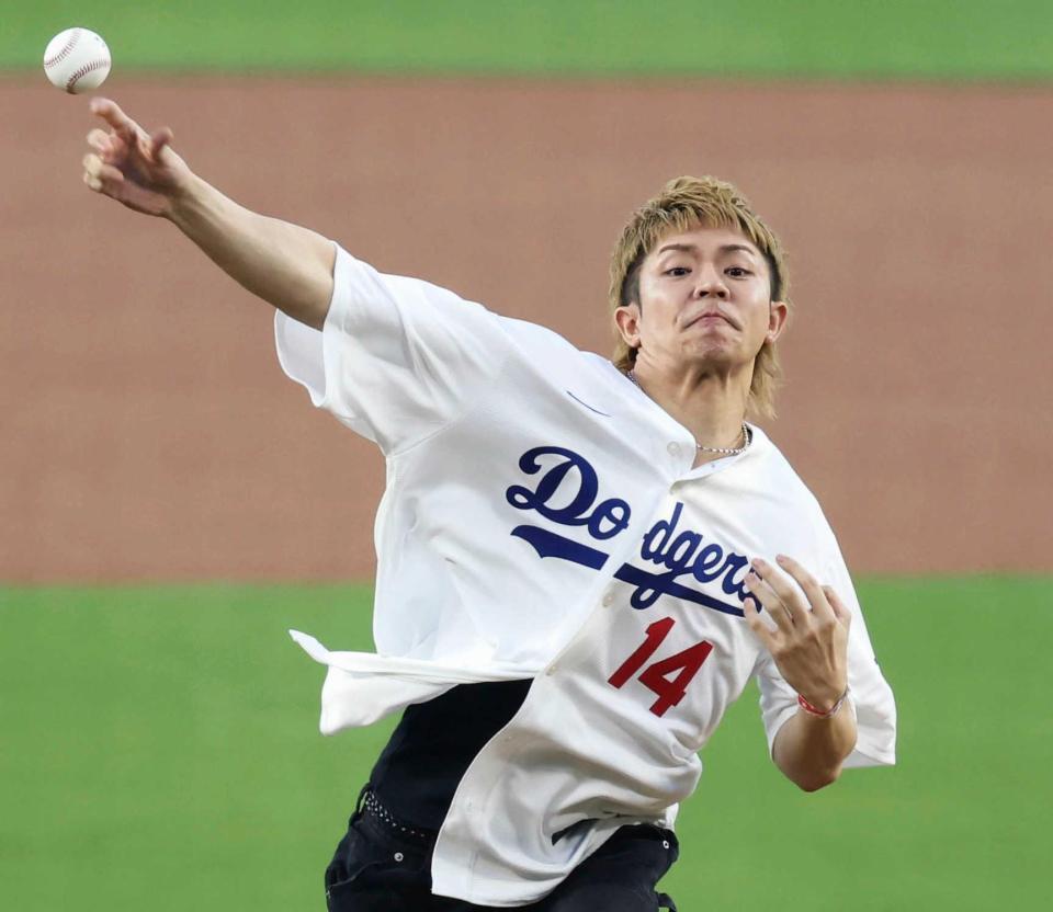 ドジャースタジアムで始球式を行うＮｕｍｂｅｒ＿ｉの岸優太（共同）