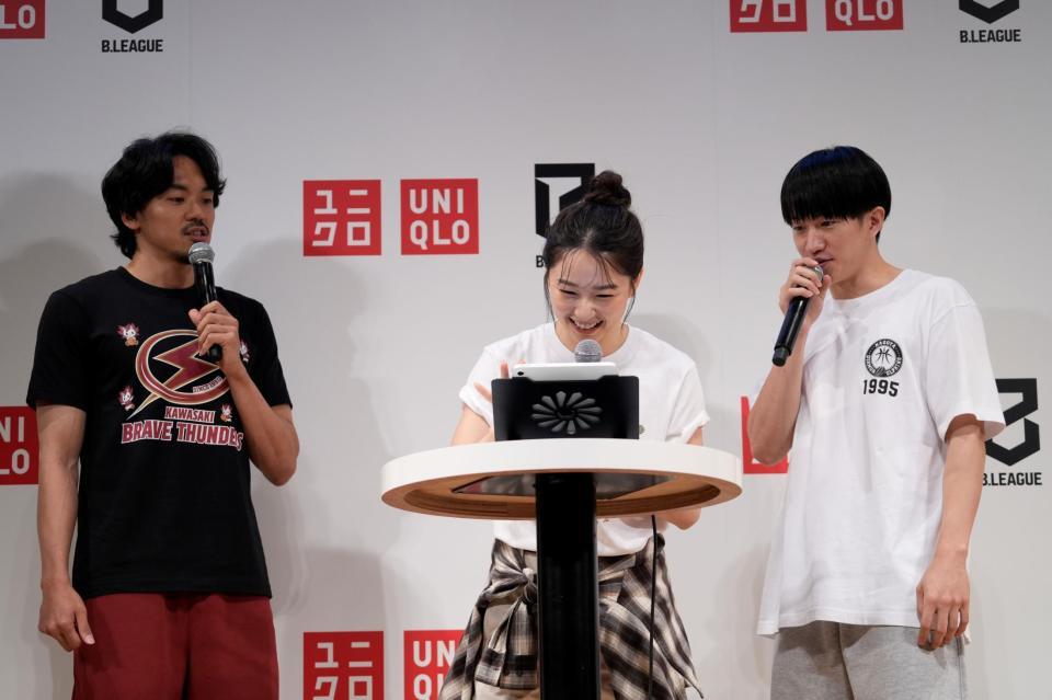 篠山竜青選手（左）と齋藤拓実選手（右）のレクチャーを受けながらオリジナルＴシャツを作成する桜井日奈子