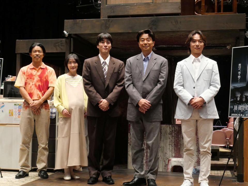 公開稽古前に取材に応じた（左から）松本　利夫、生駒里奈、松島庄汰、有野晋哉、杉本琢弥