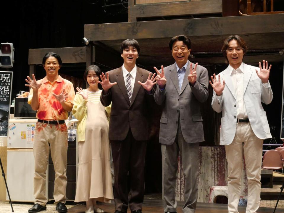 公開稽古前に取材に応じた（左から）松本　利夫、生駒里奈、松島庄汰、有野晋哉、杉本琢弥