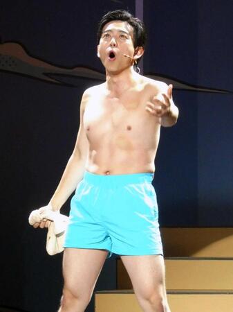 熱演する䋝田圭亮