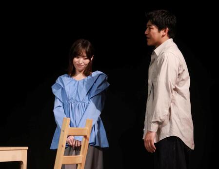 熱演する山口真帆と増本尚（右）＝撮影・石井剣太郎