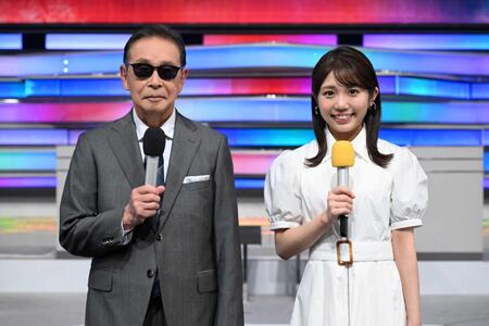 タモリ（左）とサブＭＣを務めるテレビ朝日・鈴木新彩アナウンサー