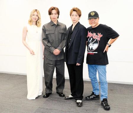劇団☆新感線「髑髏城の七人　ＬＡＳＴ　ＳＴＡＮＤ」の取材会に出席した（左から）柚香光、早乙女太一、早乙女友貴、いのうえひでのり氏