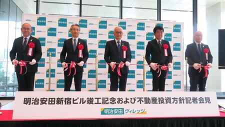 テープカットを行う（左から）明治安田の大崎能正常務、永島英器社長、根岸秋男会長、日建設計の大松敦社長、明治安田の増田宏伸不動産部長