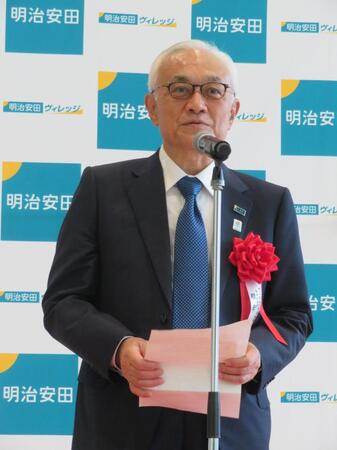 あいさつする根岸秋男会長